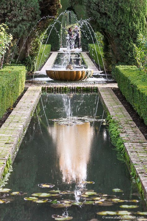 The Generalife gardens at the Alhambra are stunning with their fountains, water features, and reflecting pools. Visiting the Alhambra palace in Granada, Spain is a great experience. This guide to the Alhambra in Granada will show you the palace and fortress complex as well as the fountains and gardens. The Alhambra in Spain is one of the best places in Andalusia. #alhambra #granada #spain #palace #garden #fountain Budget Gaming Room, Diy Gamer Room, Gaming Room Interior Design, Gaming Room Interior, Spain Palace, Arabic Garden, Gamer Room Diy, French Palace, Alhambra Palace