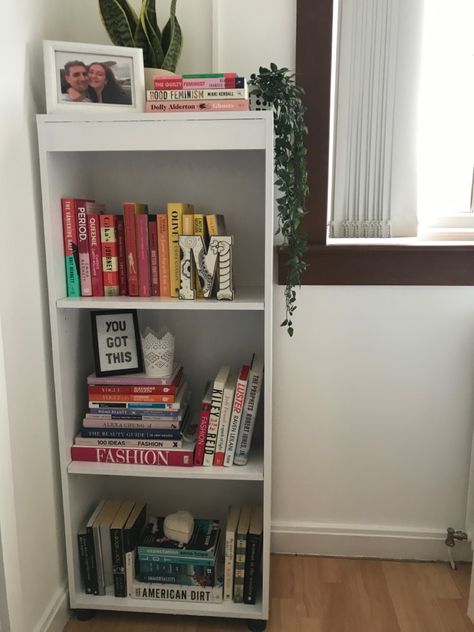 Libreros Aesthetic, Upcycled Bookcase, Bookshelf Bedroom, Bookshelf Aesthetic, Mini Bookshelf, Vibe Rooms, Bookshelves In Bedroom, Art Studio Room, Small Bookshelf