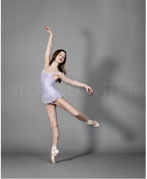 Ballet Photo Poses, Easy Pointe Poses, Dancer Photoshoot Poses, Easy Ballet Poses, Ballet Photoshoot Poses, Ballet Dance Poses, Sporty Photoshoot, Ballet Photography Poses, Ballet Photoshoot