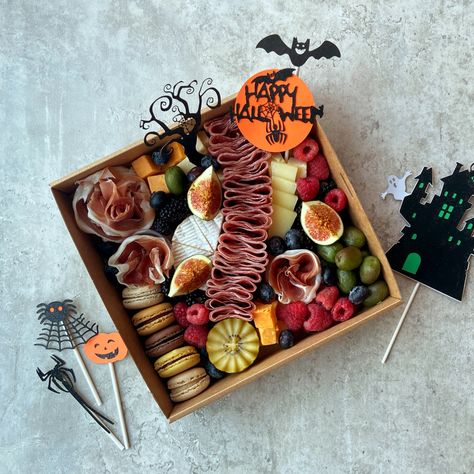 💀Get ready to get into a spooky mood 👻🎃 Halloween is around the corner and it’s time for TRICK or TREAT 💜 🌟 AVAILABLE TO ORDER NOW for collection & delivery throughout Halloween weekend (Oct 28-31) limited number of platters available.* Halloween Charcuterie Box Ideas, Mini Halloween Charcuterie Board, Charcuterie Boxes, Mini Charcuterie, Halloween Charcuterie, Charcuterie Ideas, Halloween Lunch, Graze Box, Picnic Box