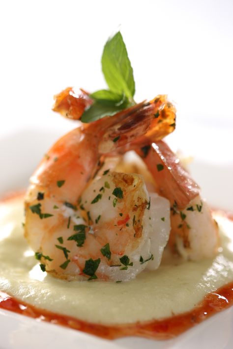 Deconstructed shrimp and grits make an elegant addition to any catering menu. Michelin Star Food Presentation, Best Shrimp And Grits Recipe, Shrimp Dinner Recipes, Seafood Dinner Recipes, Food Plating Techniques, Fish Dinner Recipes, Shrimp Appetizers, Shrimp Dinner, Shrimp Recipes For Dinner