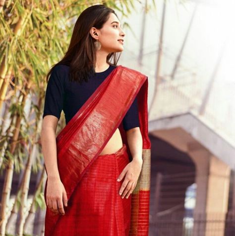 This saree is awesome! Black shirt - red traditional saree - earrings Red Saree Black Blouse, Red Saree With Black Blouse, Red Traditional Saree, Red And Black Saree, Saree Earrings, Saree Blouse Styles, Cotton Saree Blouse Designs, Cotton Saree Blouse, Indian Sari Dress