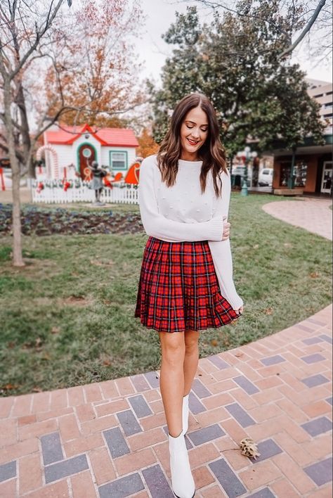 Christmas Outfit Ideas For Women Skirt, Cute Christmas Church Outfits, White Christmas Outfit Ideas For Women, Christmas Color Outfits, Christmas Chloting, Christmas Summer Outfit, Christmas Aesthetic Clothes, Christmas Program Outfit, Christmas Ootd Casual