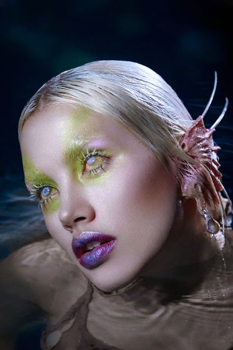 makeup look inspired by mermaidcore Alien Make-up, Mermaidcore Aesthetic, Fairy Look, Siren Costume, No Ordinary Girl, Modern Makeup, 3d Canvas, Drag Make-up, Mermaid Aesthetic