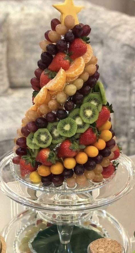 Fruit Christmas, Christmas Tree Food, Fruit Christmas Tree, Fruit Platter Designs, Christmas Platter, Decorações Com Comidas, Amazing Food Decoration, Christmas Fruit, Party Food Platters