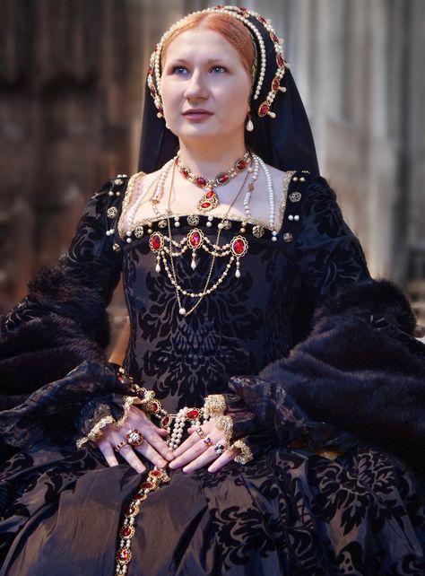 Tudor Costume Tudor Clothing, Elizabethan Embroidery, Theatrical Costumes, Tudor Period, Tudor Dress, Tudor Fashion, Tudor Costumes, Historical Clothes, Medieval Garb