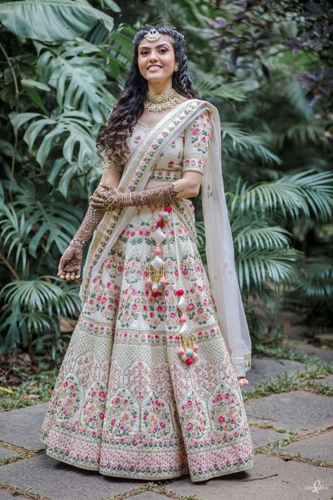 Bride In White Lehenga, White Gown Indian, Indian Wedding Gowns, Enchanting Wedding, Half Sarees, Wedding Lehenga Designs, Asian Bridal Dresses, Indian Bride Outfits, Bridal Lehenga Collection