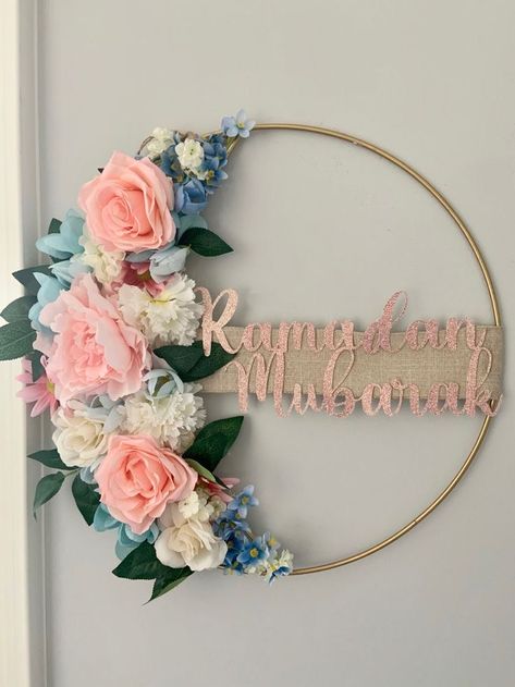 Ramadan Wall Decorations Ideas, Ramadan Wreath Ideas, Ramadan Wall Decorations, Ramadan Decorations Ideas Diy, Pink Ramadan, Ramadan Wreath, 17th Birthday Party Ideas, Eid Activities, Muslim Prayer Room Ideas