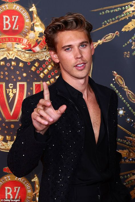 Austin Butler Elvis, Elvis Presley Videos, Elvis Movies, Austin Butler, Tom Hanks, Hugh Jackman, Cultura Pop, Saturday Night, Celebrities Male