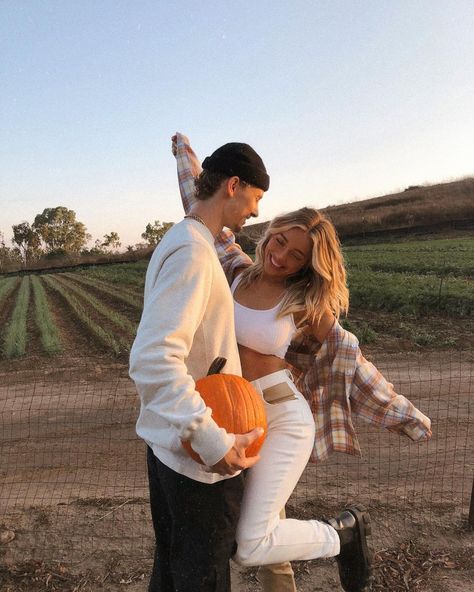 Cute Pumpkin Patch Outfits, Pumpkin Patch Outfits, Pumpkin Patch Photoshoot, Fall Couple Photos, Pumpkin Patch Pictures, Patch Outfit, Pumpkin Pictures, Halloween Photography, Pumpkin Patch Outfit