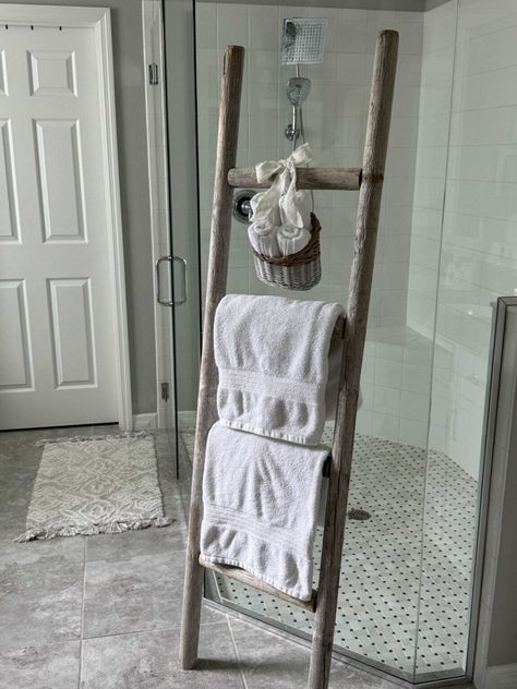 Build a Simple DIY Towel Ladder for Your Bathroom - An Organized Season Towel Ladder Diy, Towel Rack Bathroom Diy, Wooden Towel Rack Bathroom, Bathroom Towel Ladder, Bathroom Ladder, Wood Stake, Diy Ladder, Towel Ladder, Diy Towels