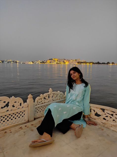 Rajasthan Poses, Vrindavan Outfit Ideas, Street Style India, Lee Min Ho Dramas, Boat Photoshoot, India Street, Desi Fits, Modesty Outfits, Traditional Indian Dress