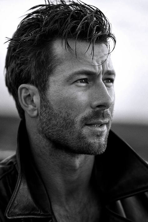 Glen Powell | Vanity Fair | May 15, 2024 | 📷 Matthew Brookes Glen Powell Black And White, Glen Powell Hair, Glen Powell Wallpaper Aesthetic, Glenn Powell Wallpaper, Glen Powell Twisters Wallpaper, Glen Powell Cowboy, Glen Powell Hit Man, Glen Powell Photoshoot, Glen Powell Wallpaper