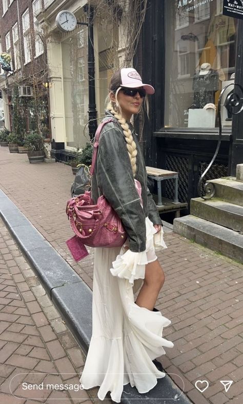 Balenciaga Bag Outfit, White Lace Maxi Skirt, Pink Balenciaga, Outfit Simple, Maxi Lace Skirt, Mode Casual, Fashion Jeans, Autumn Outfits, City Bag