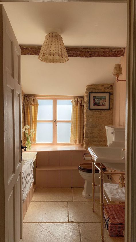 Old Cottage Bathroom, Italian Cottage Bathroom, Old Renovated Houses, Bathroom English Cottage, English Country Bathroom Cottage Style, Traditional Cottage Bathroom, Cottage House Bathroom, Small English Cottage Interior, Cottage Core Bathroom Remodel