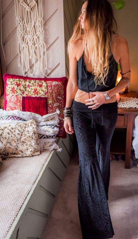 Boho Chic Concert Outfit, Velvet Bell Bottoms, Boho Surf, Boho Rock, Retro Spring, Estilo Chic, Black Flare, Stretch Velvet, Elba