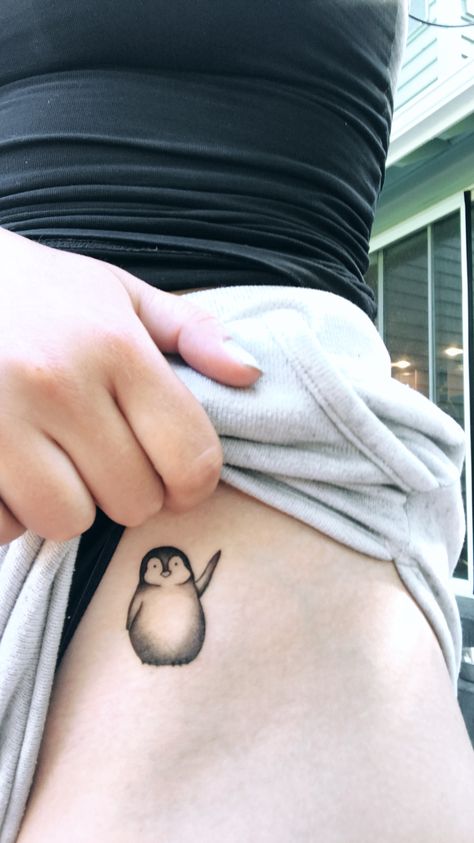 Penguin Balloon Tattoo, Tattoo Ideas Penguin, Pinguin Tattoo Minimalist, Matching Penguin Tattoo, Tiny Penguin Tattoo, Penguin Tattoo Small, Mimi Tattoo Ideas, Pingu Tattoo, Penguin Tattoo Couple