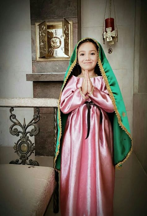 Vestuario de Virgen de Guadalupe Our Lady Of Guadalupe Costume, Saint Costume, Princess Belle Dress, Diy Cape, Mother Mary Images, Future Mommy, Catholic Kids, All Saints Day, Diy Costume