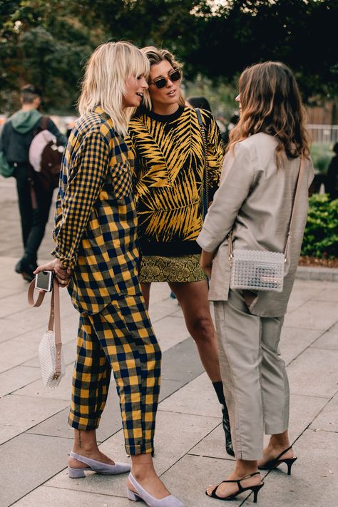 The Best Street Style From Sydney Fashion Week | Vogue  checkers, sweater, snakeskin skirt Scandi Aesthetic, Sydney Fashion Week, Sydney Fashion, 2020 Outfits, Feminine Casual, Modern Street Style, Tokyo Street Fashion, Lady Like, Streetwear Mode