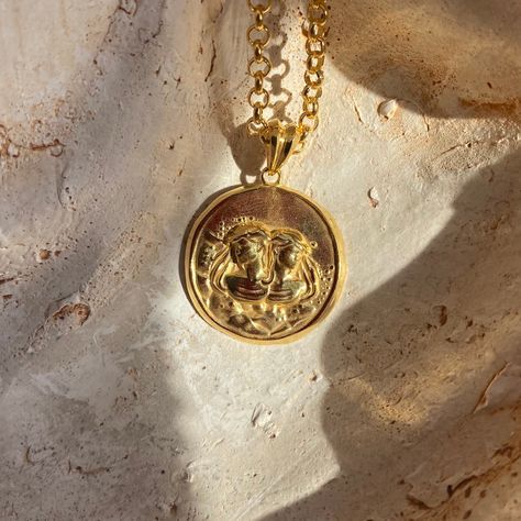 Gold filled gemini coin necklace has very eye catching unique style. Gemini is determined to make powerful difference in the world. Gemini people are curious, clever and friendly. Every gemini people is a rebel at heart. Meaningful horoscope pendant gift for your wife, girlfriend and beloved ones.. Photo of your necklace taken with original real pendant. very special and meaningful gift for wife, girlfriend, mothers, minimal circle shape is very useful for everyday use. Photo of your necklace ta Gemini People, Gemini Necklace, Gemini Pendant, Gemini Jewelry, Gold Medallion Necklace, Image Swag, Gold Medallion, Medallion Necklace, Circle Shape