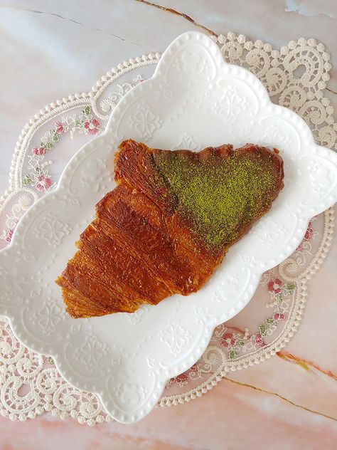 A caramelized and crispy flat croissant dipped in chocolate and sprinkled with matcha powder Flat Croissant Recipe, Flat Croissant, Salted Egg Yolk, Croissant Recipe, Dairy Free Alternatives, Types Of Chocolate, Salted Egg, Edible Gold, Matcha Powder