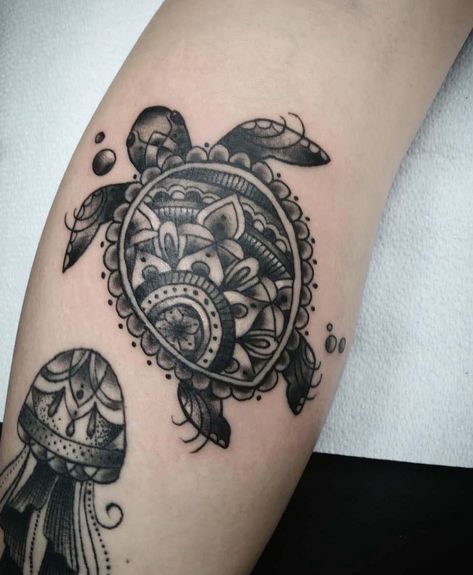 Fam Tattoo, Best Leg Tattoos, Mandala Turtle, Sea Turtle Tattoo, Shell Tattoos, Turtle Tattoo Designs, Small Girly Tattoos, Marquesan Tattoos, Mens Shoulder Tattoo