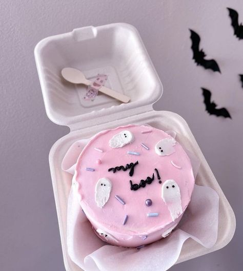 Lunchbox Halloween Cake, Spooky Themed Desserts, Lunchbox Cake Halloween, Halloween Bento Cake Ideas, Fall Lunch Box Cakes, Bento Halloween Cake, Pastel Halloween Cupcakes, Halloween Lunch Box Cake, Halloween Lunchbox Cakes