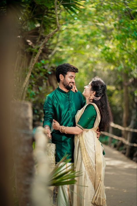 Kerala Pre Wedding Photoshoot, Kerala Engagement Dress Hindus Couple, Pre Wedding Photoshoot Poses, Reception Stills, Arijit Singh Photos New, Kerala Photos, Grooms Dress, Hindu Wedding Photos, Pre Wedding Photoshoot Beach