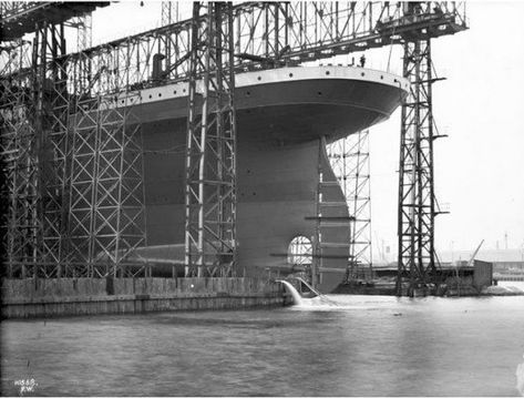 Titanic in the Great Gantry under construction at Harland and Wolff shipyards in Belfast. source Original Titanic, Real Titanic, Famous Structures, Titanic Photos, Titanic Facts, Titanic History, Titanic Ship, The Titanic, Rms Titanic