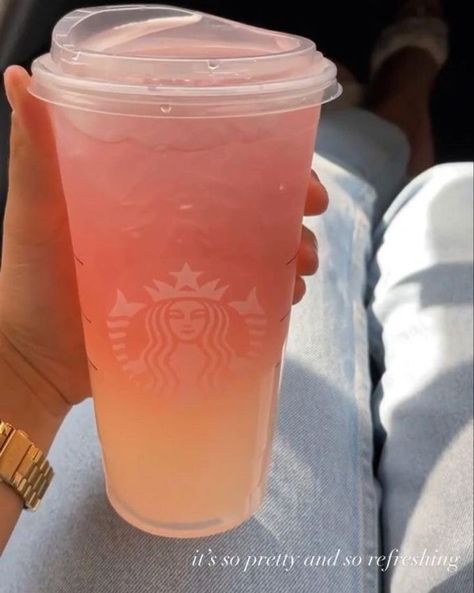 Preppy Starbucks, Secret Starbucks Drinks, Starbucks Refreshers, Spring Boards, Starbucks Recipes, Dunkin Donuts Coffee Cup, Food Goals, Starbucks Drinks, Raw Vegan