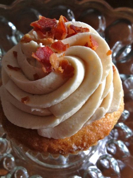 French Toast And Bacon, Bacon Cupcakes Recipe, French Toast Cupcakes, Maple Bacon Cupcakes, Savory Cupcakes, Toast Bacon, Bacon Cupcakes, Peach Cupcakes, Broma Bakery