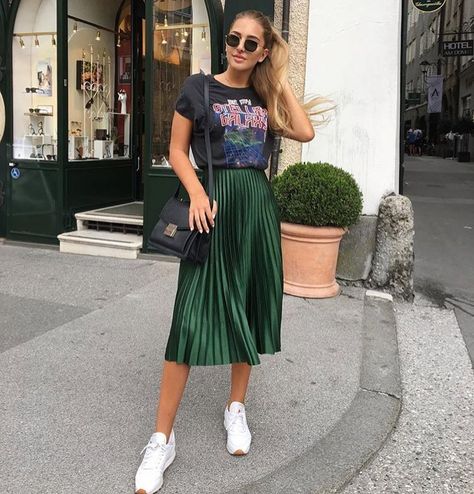 T shirt and pleated skirt- Streetstyle Inspirations (@thestreetograph) on Instagram Pleated Skirt And Sneakers, Rok Midi, Green Pleated Skirt, Rok Outfit, Pleated Skirt Outfit, Chique Outfit, Skirt Diy, Long Skirt Outfits, Sneakers Fashion Outfits