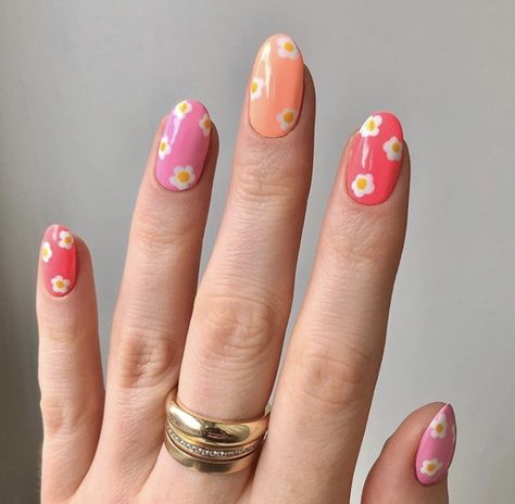 Daisy Nail Art Designs, Daisy Nail Designs, Nude Coffin Nails, Daisy Nail Art, Daisy Nails, Heart Nails, Nail Decals, The Trend, Trendy Nails