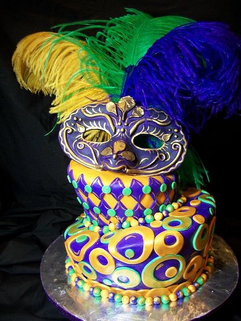 Mardi Gras cake - - yes I want to use these colours on a piece of furniture :) Masquerade Cakes, Mardi Gras Cake, Mardi Gras Wedding, Theme Carnaval, Mardi Gras Food, Couture Cakes, Mardi Gras Decorations, Mardi Gras Party, Mardi Gras Mask