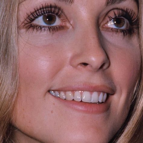 Sharon Tate Makeup, 60s Makeup, 1960s Hair, 70s Makeup, Retro Makeup, 70s Aesthetic, Sharon Tate, Heath Ledger, Modeling Tips