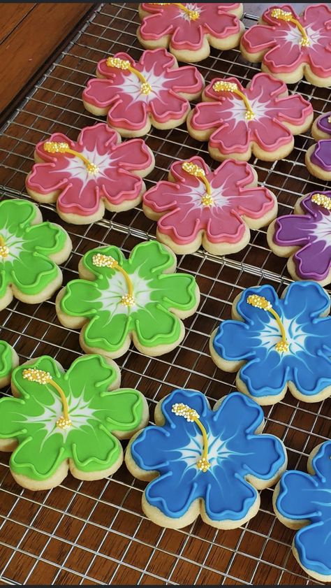 Moana Cookies, Hawaiian Birthday Cakes, Hawaii Birthday Party, Tropical Birthday Cake, Alcohol Bottle Decorations, Hello Kitty Birthday Theme, Hawaiian Beach Party, Tropical Theme Party, Birthday Party Snacks