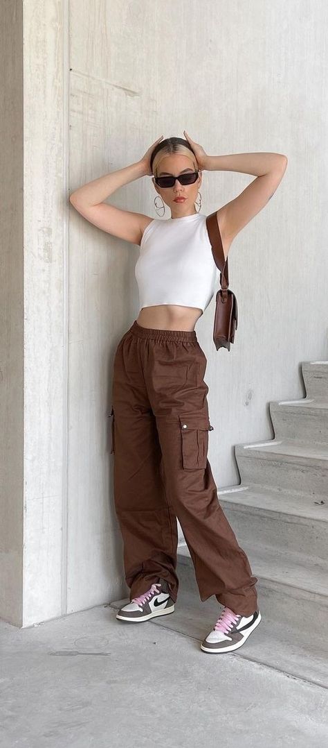 Brown Cargos Fits, Brown Cargos Girl Outfit, Brown Cargo Pants Outfit Street Style, Brown Cargos Outfits, Dark Brown Cargo Pants Outfit, Brown Cargo Pants Outfit, Brown Cargo Pants, Outfits Con Jeans, Alt Outfits