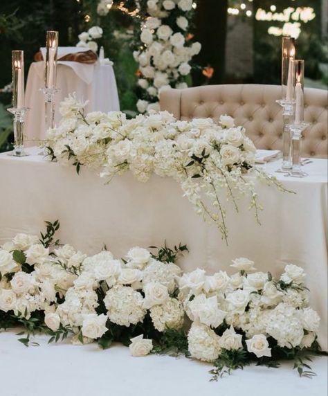 White Rose Head Table Wedding, Minimalist Wedding Head Table, Head Table Centerpieces Wedding, Head Table White Flowers, Main Table Wedding Decoration Elegant, Sweet Heart Table Florals, Sweetheart Table White Flowers, Wedding Head Table Candles, Sweetheart Table Wedding Elegant