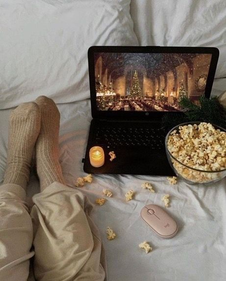 Winter Movie Night Aesthetic, Winter Movies, Cosy Aesthetic, Christmas Movie Night, Chill Time, Cosy Christmas, Instagram Inspiration Posts, Winter Photo, Korean Aesthetic