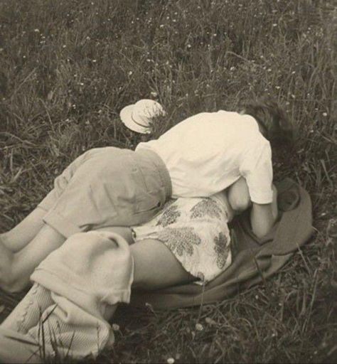 1940s Lesbians, Wlw Kiss, Vintage Lesbian, Woman Loving Woman, Old Love, Sirius Black, White Photo, Hopeless Romantic, Vintage Love