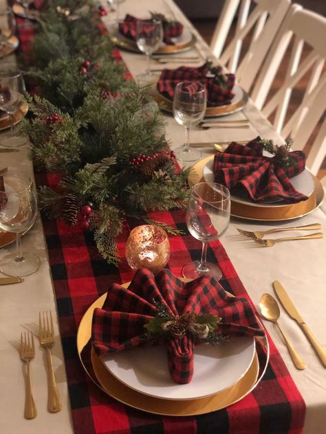 Christmas Table Cover Ideas, Elegant Christmas Table Settings, Plaid Table Cloth, Lumberjack Christmas, Cone Ideas, Winter Table Decorations, Stadium Blanket, Buffalo Print, Plaid Christmas Decor