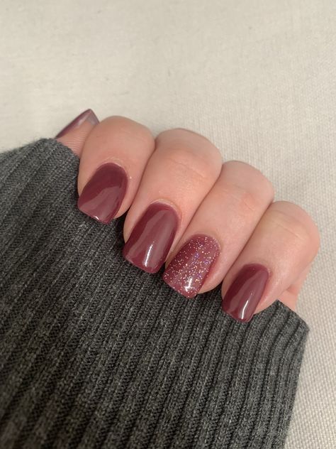 Nails To Go With A Wine Color Dress, Deep Burgundy Nail Designs, Dipped Nails Fall Colors, One Nail Different Color Ring Finger, Maroon Nails With Accent Nail, Maroon Dip Nails, Maroon Manicure, Fall Nails With Glitter Accent, Sparkle Fall Nails