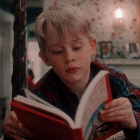 Home Alone Kid, Kevin Home Alone, Home Alone 1, Kevin Mccallister, Home Alone Movie, Disneyland Rides, Best Christmas Movies, Macaulay Culkin, Cosy Christmas