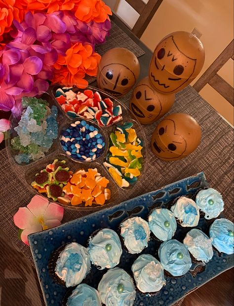 Snacks for a moana themed family movie night Moana Themed Movie Night, Moana Movie Night Food, Moana Snacks, Disney Themed Snacks, Moana Movie Night, Movie Night Food Ideas, Family Movie Night Ideas, Disney Movie Nights, Movie Night Decorations