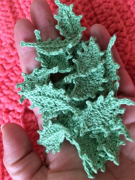 Crochet Holly Leaves, Crochet Holly, Crochet Garland, Crochet Leaves, Crochet Snowflakes, Crochet Cap, Holly Leaves, Crochet Stitches For Beginners, Christmas Crochet Patterns