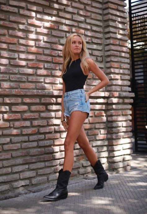 Black Cowgirl Boots Outfit Summer, Trendy Cowboy Boot Outfit, Shorts And Cowboy Boots Outfit, Short Cowboy Boots Outfit, Summer Boots Outfit, Western Boots Outfit, Outfit Botas, Cowgirl Boots Outfit, Look Festival