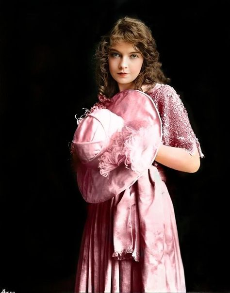 Lillian Gish (colorized) Lillian Gish, Feminine Beauty, Hollywood Glamour, Classic Hollywood, Style Icon, Old Hollywood, Celebrities Female, Beauty Women, Vintage Ladies