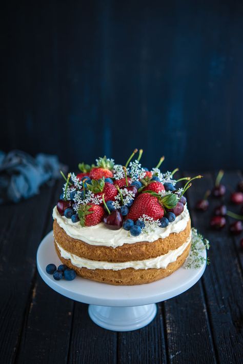 Cake With Berries, Cheesecake Wedding Cake, Berry Dessert Recipes, Hippie Bride, Kinfolk Magazine, Small Wedding Cakes, Berry Dessert, Gateaux Cake, Sponge Cake