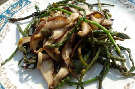 Asparagus with Shiitake Shiitake Mushrooms Recipes, Wild Asparagus, Croatian Cuisine, Sauteed Greens, Eat Veggies, Shiitake Mushrooms, Shiitake Mushroom, Green Onion, Simple Recipes