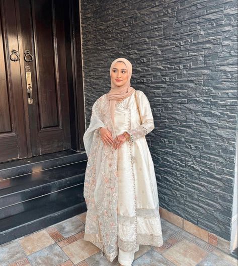 Anarkali With Hijab, Pakistani Clothes With Hijab, Hijab Traditional Outfit, Desi Hijabi Wedding, Hijab Style With Desi Clothes, Hijab With Shalwar Kameez, Hijab With Pakistani Outfit, Salwar With Hijab, Pakistani Dresses With Hijab